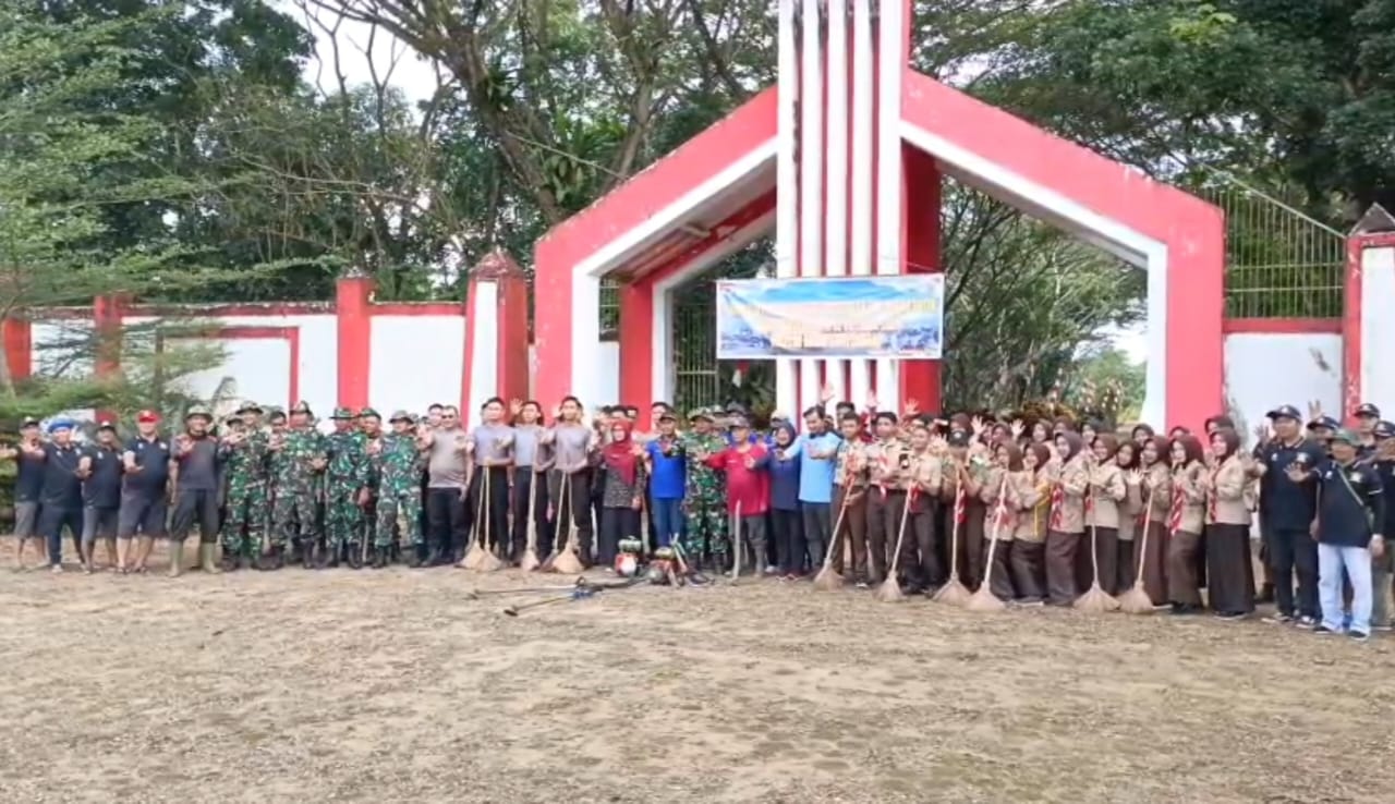 Sejumlah pihak bersama petugas Damkar saat melakukan bersih bersih di makam pahlawan Sambas sambut HUT kemerdekaan RI.