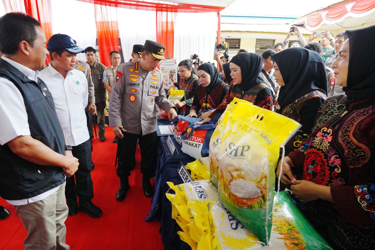 Kapolri Jenderal Listyo Sigit Prabowo meninjau Gerakan Pangan Murah (GPM) di Mempawah, Kalimantan Barat, Jumat (8/8/2025).