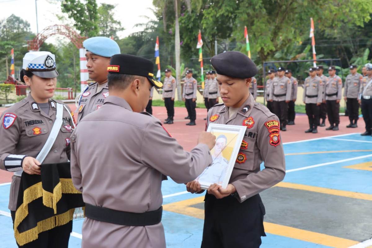 Kapolres Melawi AKBP Harris Batara Simbolon melakukan upacara PTDH secara in absentia  terhadap salah satu  anggota yang terlibat pelanggaran yakni Bripka Yudi Mastanto.