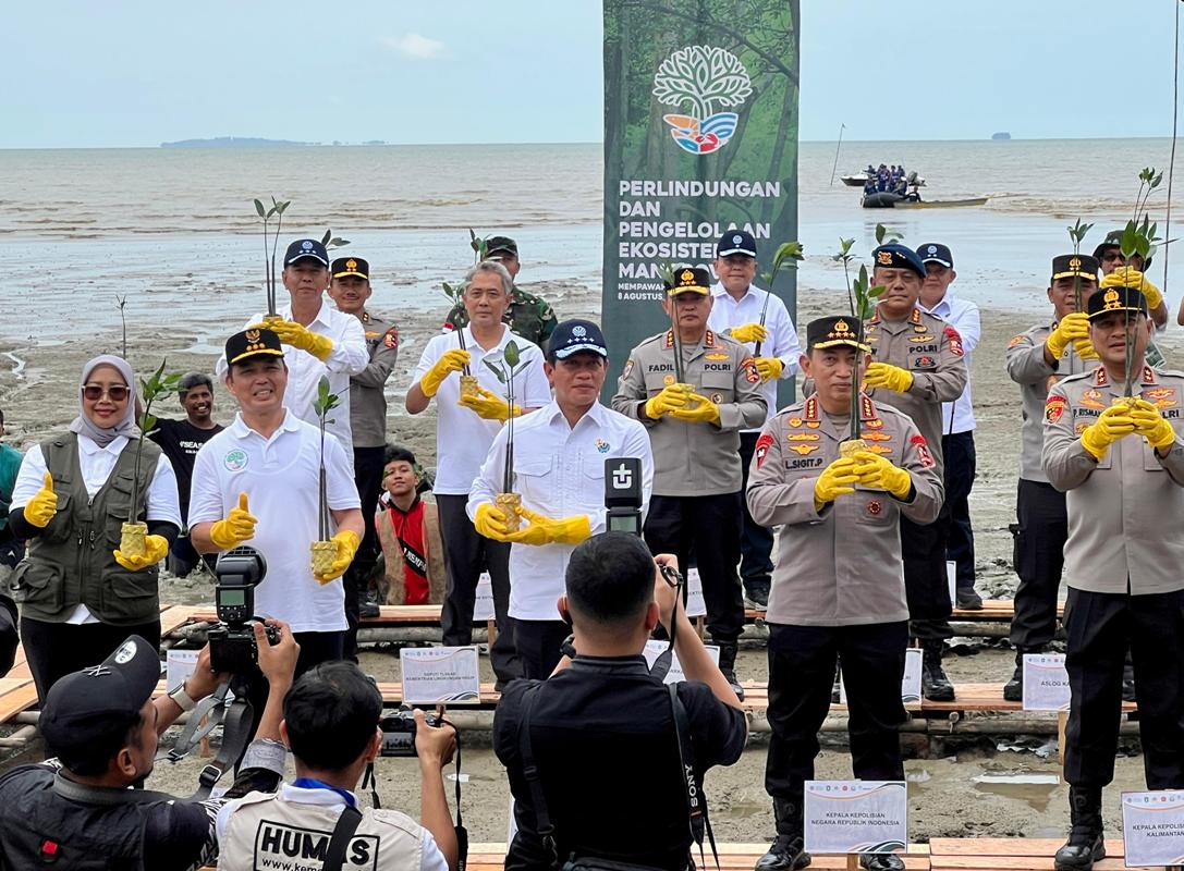Menteri Lingkungan Hidup Hanif Faisol Nurofiq bersama Kapolri Jenderal Listyo Sigit Prabowo, Gubernur Kalbar Ria Norsan, serta Bupati Mempawah Erlina saat penanaman mangrove di Mempawah Mangrove Park.