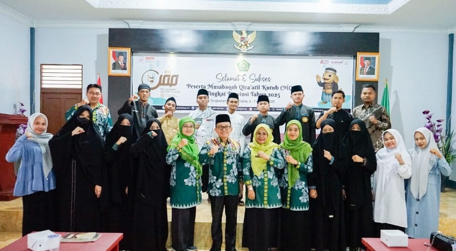 Kepala Kemenag Kota Singkawang, H. Muhlis berfoto bersama bersama 11 santri yang akan berlaga pada MQK 2025.