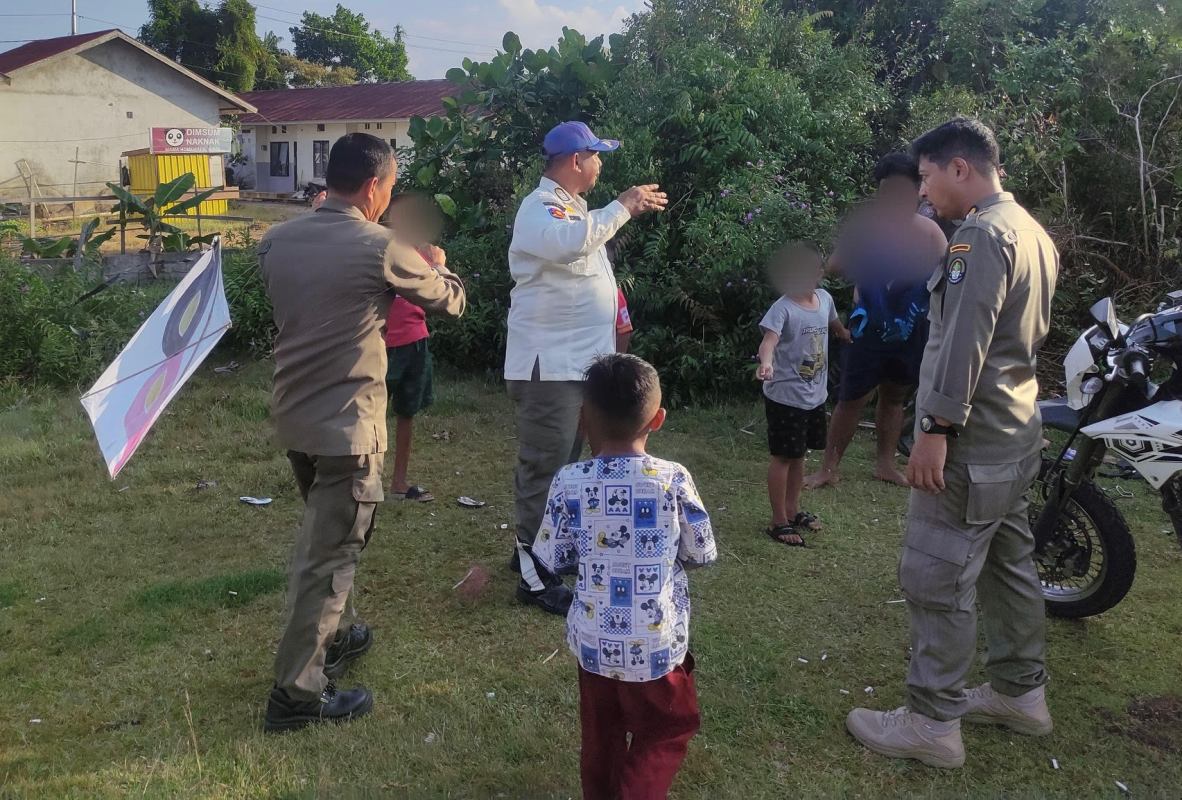 Anggota Satpol PP Ketapang menertibkan pemain layangan yang menggunakan tali gelasan dan kawat di seputaran Kota Ketapang, Kamis (7/8).