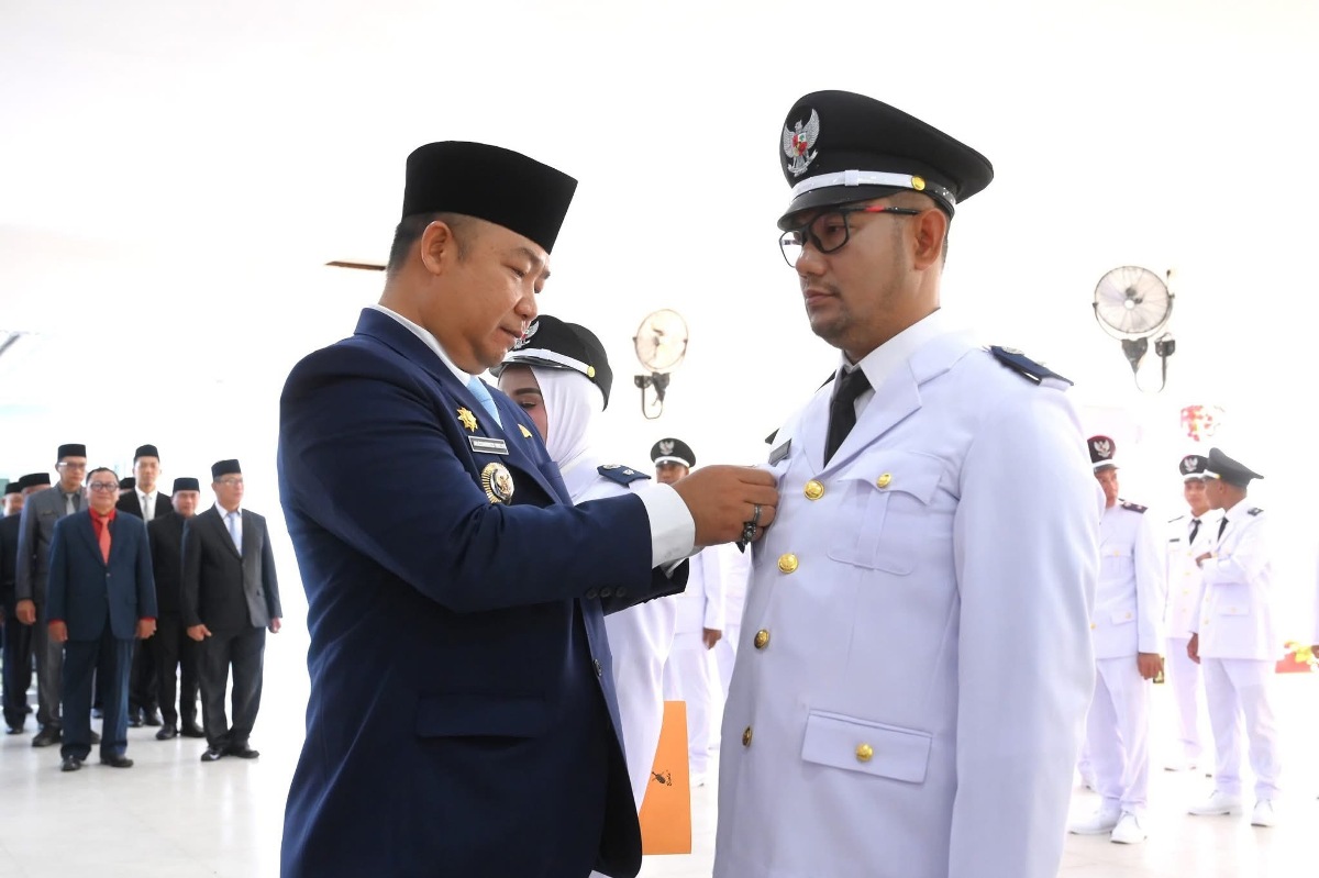 Bupati Ketapang, Alexander Wilyo, menyematkan lencana kepada Kades yang dilantik, Jumat (8/8).