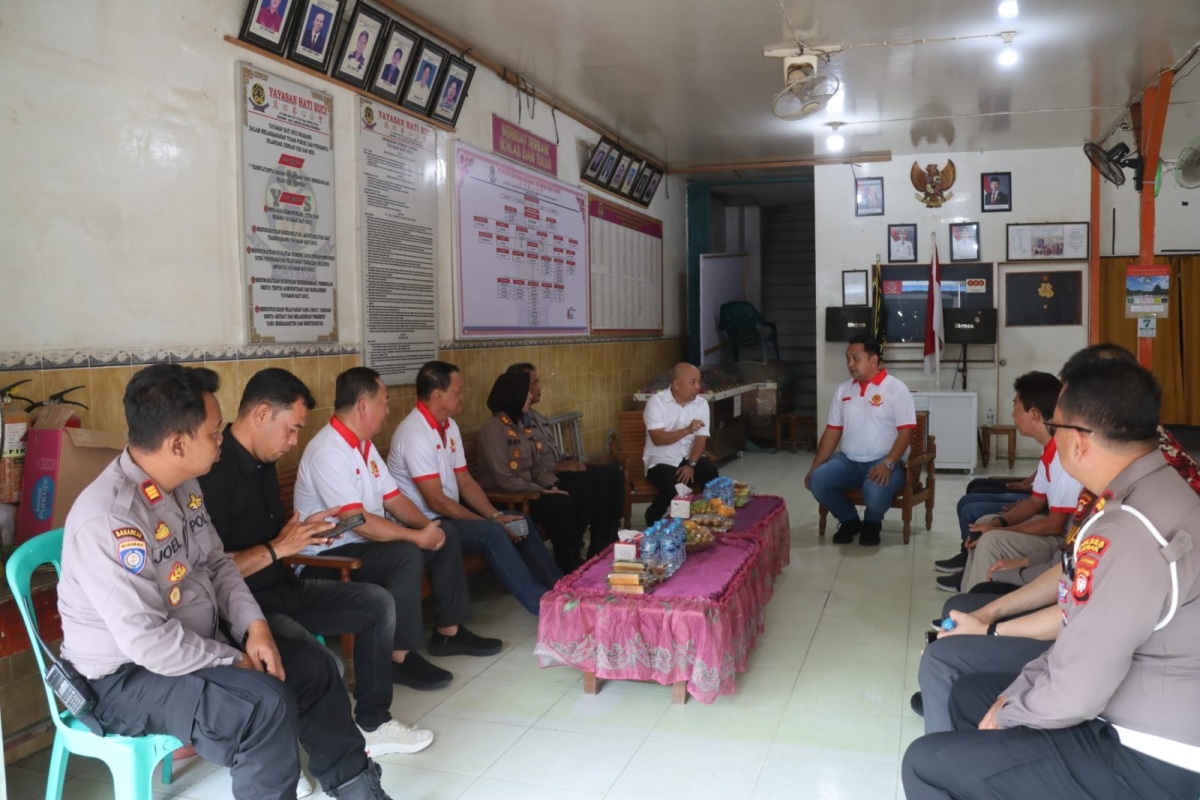 Kapolres Landak AKBP Devi Ariantari saat melakukan pertemuan dengan Tokoh Masyarakat Tionghoa, Pemadam Kebakaran, dan Yayasan Hati Suci Ngabang.