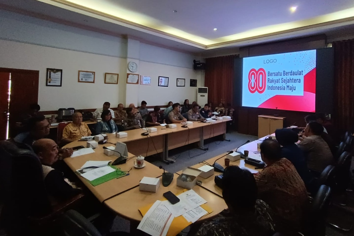 Sekretaris Daerah Sintang, Kartiyus, memimpin rapat koordinasi persiapan HUT RI ke-80 bersama panitia pelaksana di Aula Kantor Bupati Sintang.