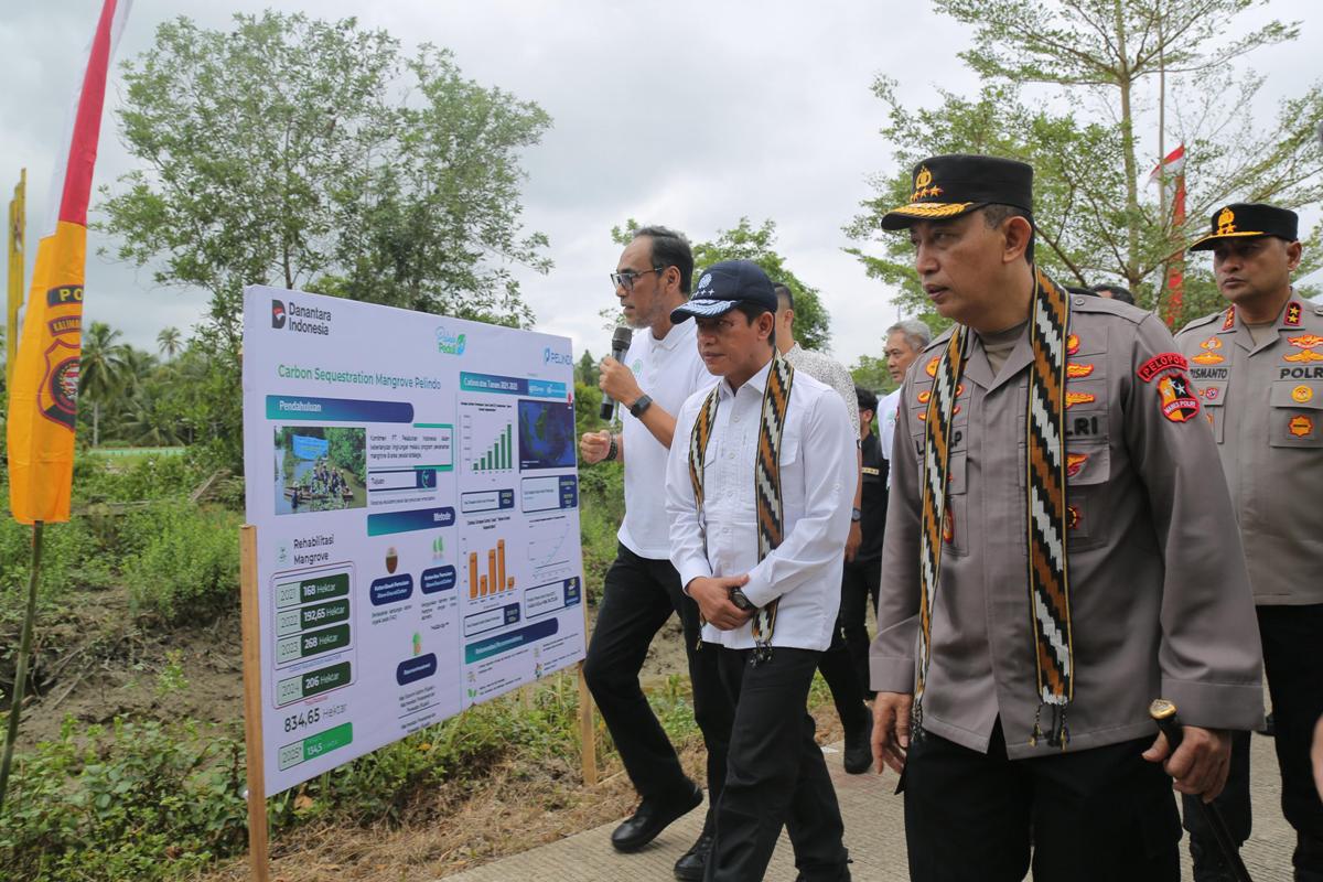 Menteri Linkungan Hidup/Kepala BPLH Hanif Faisol Nurofiq saat mengunjungi ekosistem mangrove di Mempawah, Kalimantan Barat pada Jumat (8/8).