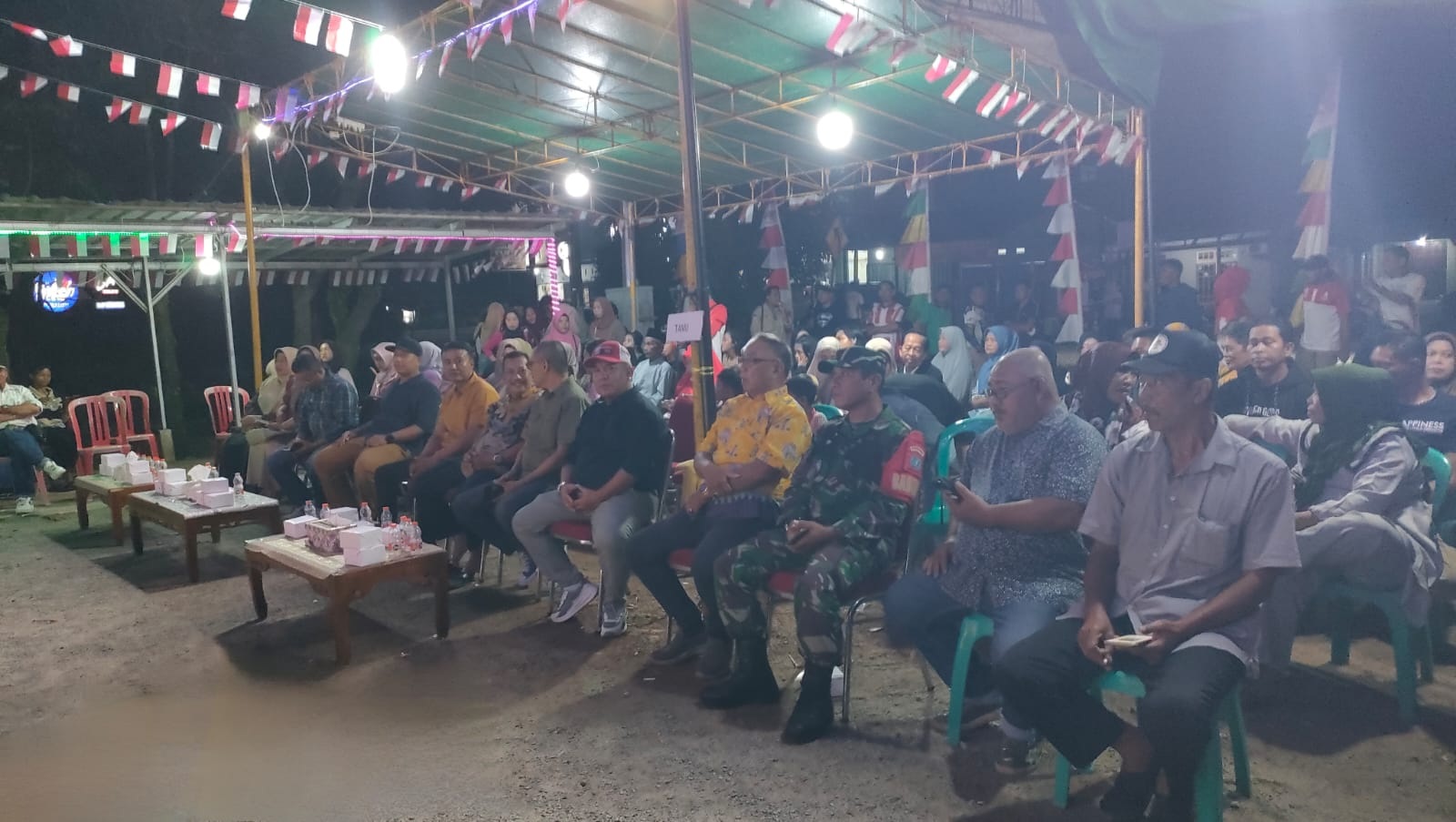 PERLOMBAAN: Tamu undangan yang hadir saat pembukaan rangkaian kegiatan perlombaan dalam rangka perayaan HUT ke-80 RI di Kantor Lurah Sungai Pinyuh.