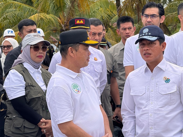 BERBINCANG: Gubernur Norsan didampingi Bupati Mempawah, berbincang bersama Menteri LHK saat penanaman Mangrove di MMC.