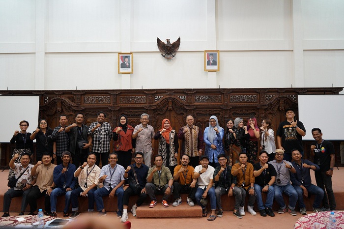 Foto bersama pengurus IJTI Kalbar dan jurnalis Sarawak pada perayaan HUT ke-6 IJTI di Pontianak.