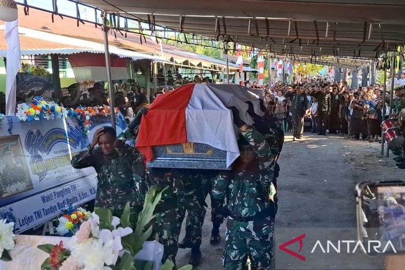 MENGANTAR JENAZAH: Ayah Prada Lucky menangis saat mengantar jenazah anaknya jenazah ke dalam ambulans untuk dimakamkan di Kota Kupang, Sabtu (9/8).