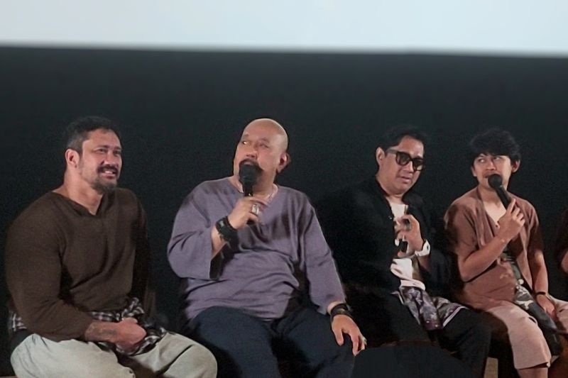 KONFERENSI PERS: Pemeran film Kang Solah from Kang Mak x Nenek Gayung Tora Sudiro, Indro, Andre Taulany, dan Indra Jegel saat konferensi pers peluncuran soundtrack film tersebut di kawasan Kemang,