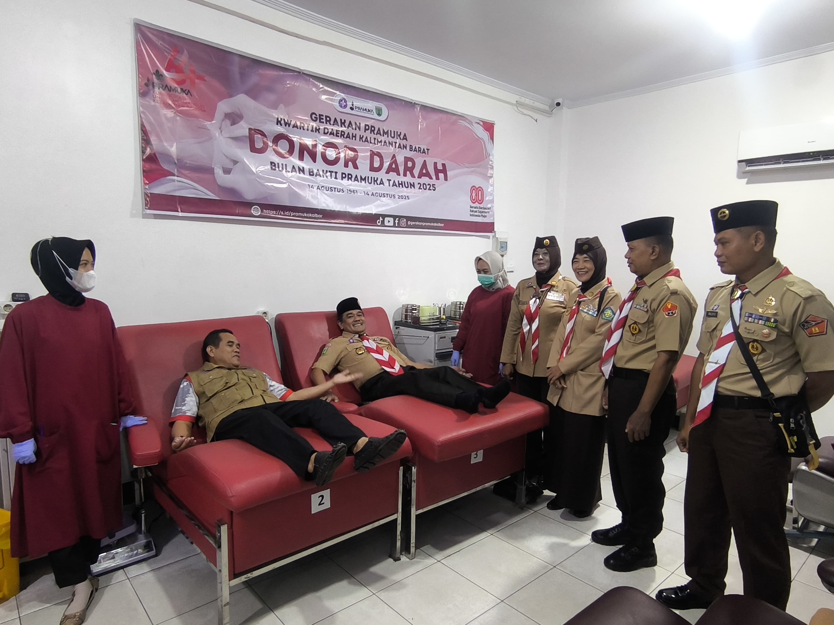 Pengurus Kwarda Pramuka Kalbar ikut donor darah dalam rangka Bulan Bakti Pramuka 2025 di PMI Pontianak.