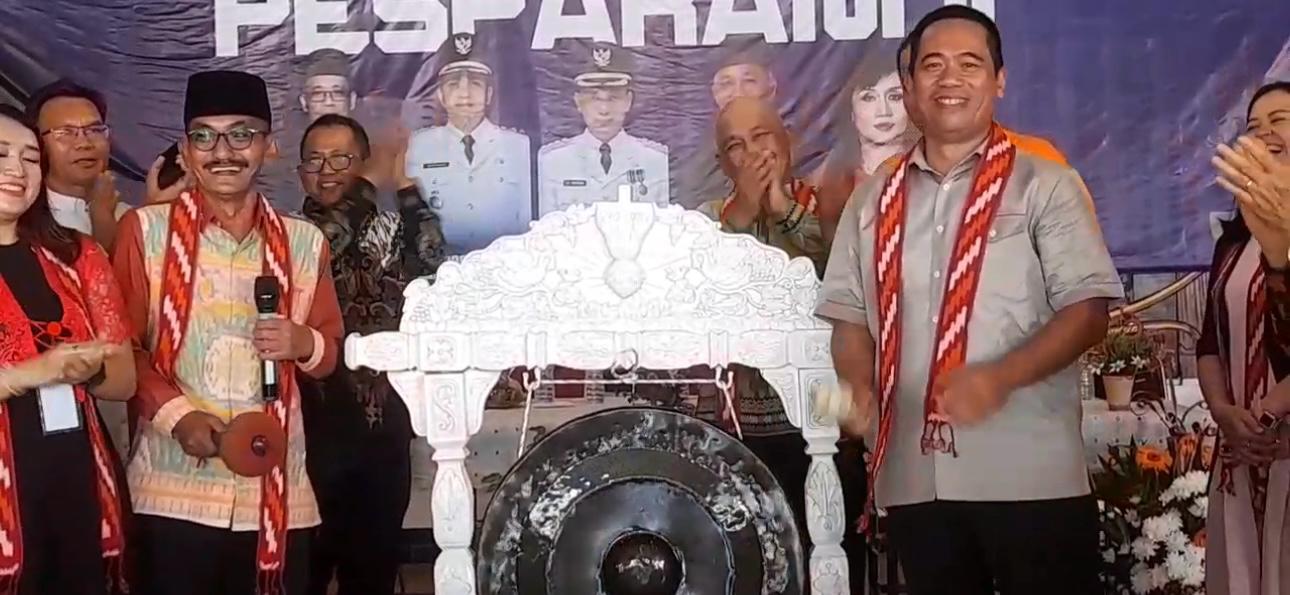 Pembukaan Pesparani II Pontianak ditandai pemukulan gong oleh Kepala Kesbangpol Kota Pontianak, Hasyim.