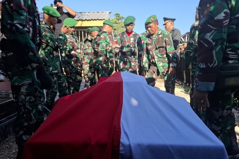 DIMAKAMKAN: Peti jenazah Prada Lucky Namo dibalut Bendera Merah Putih saat prosesi pemakaman secara militer di Kupang, Sabtu (9/8).