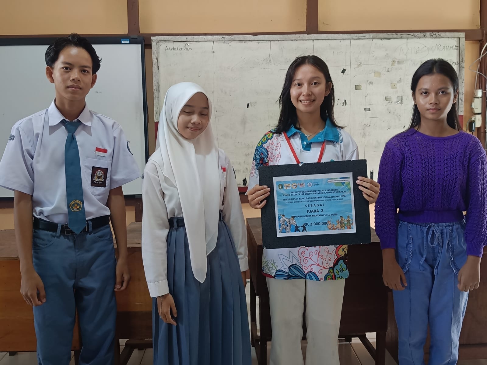 BERPRESTASI: Para peraih juara FLS3N 2025 asal Kapuas Hulu berfoto bersama di Pontianak, 6 Agustus 2025.