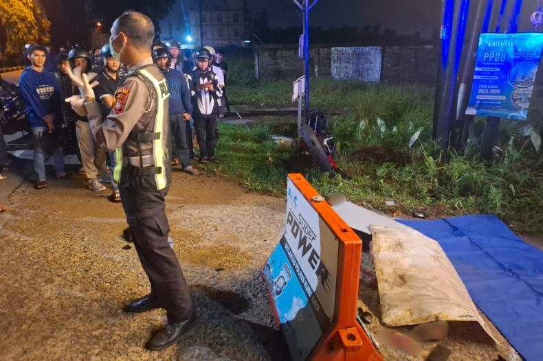 OLAH TKP: Petugas Satlantas Polres Kubu Raya melakukan olah TKP kecelakaan maut yang menewaskan seorang remaja di Jalan Arteri Supadio.