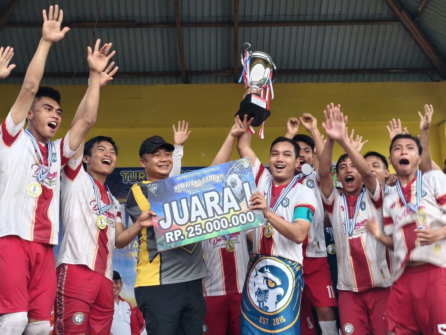 PIALA: Bupati Ketapang, Alexander Wilyo, menyerahkan piala kepada MJC FC, juara turnamen sepakbola Desa Pematang Gadung.