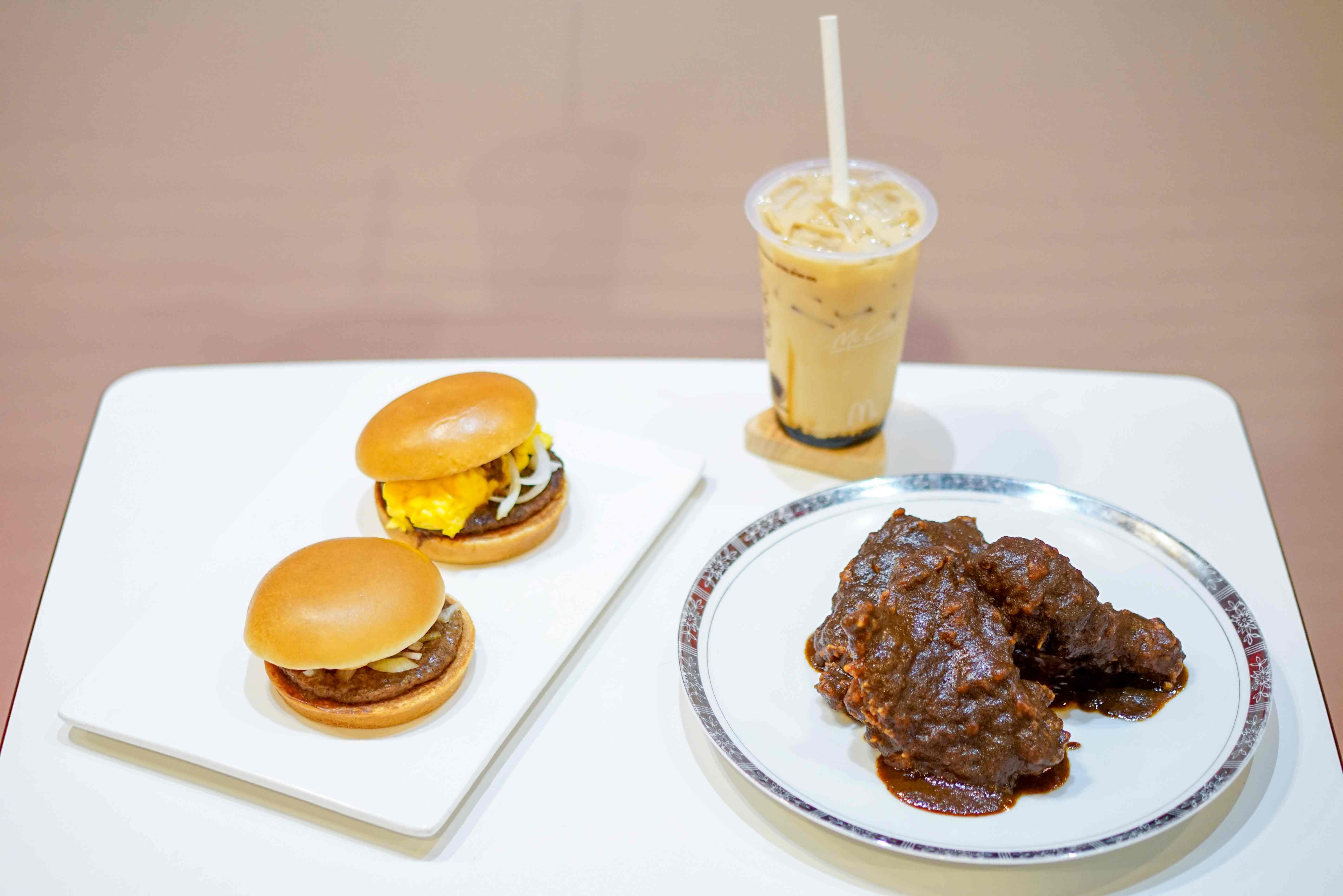 Burger Rendang dan Ayam McD Rendang.
