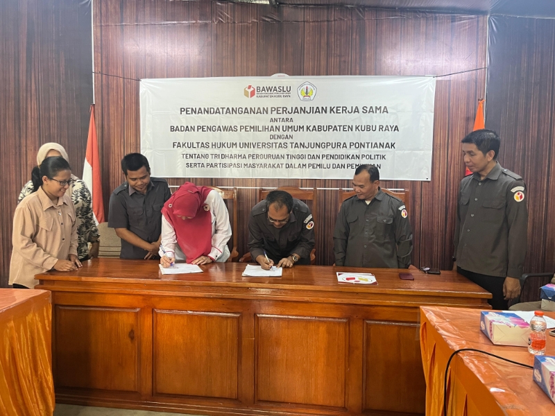 Penandatanganan Perjanjian Kerja Sama antara Bawaslu Kubu Raya dan Fakultas Hukum Untan dalam rangka program magang mahasiswa.