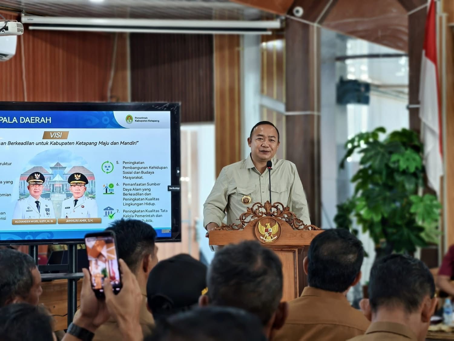 PEMBEKALAN: Bupati Ketapang, Alexander Wilyo, memberikan pembekalan kepada Kades se-Ketapang, Jumat (8/8).