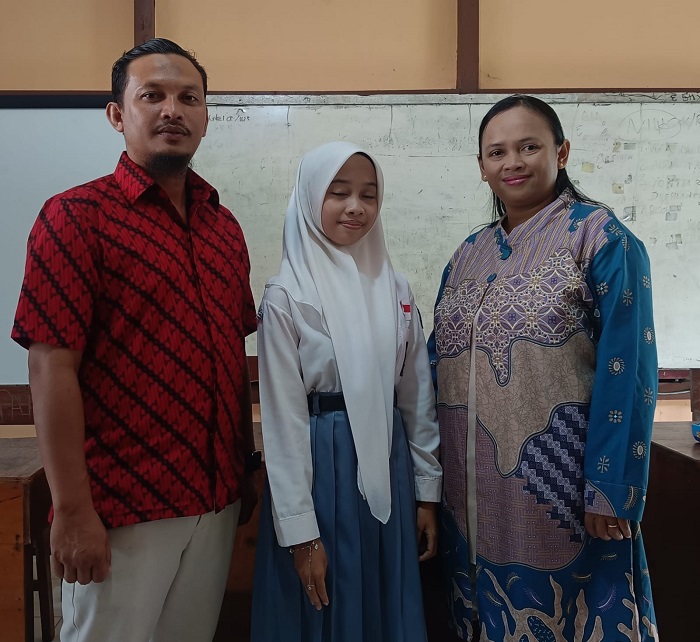 Rara Junaini Putri, siswi SMAN 1 Putussibau, meraih juara pertama FLS3N Kalbar 2025 kategori Desain Poster, Sabtu (9/8). Ia akan mewakili Kalbar di tingkat nasional pada November mendatang.