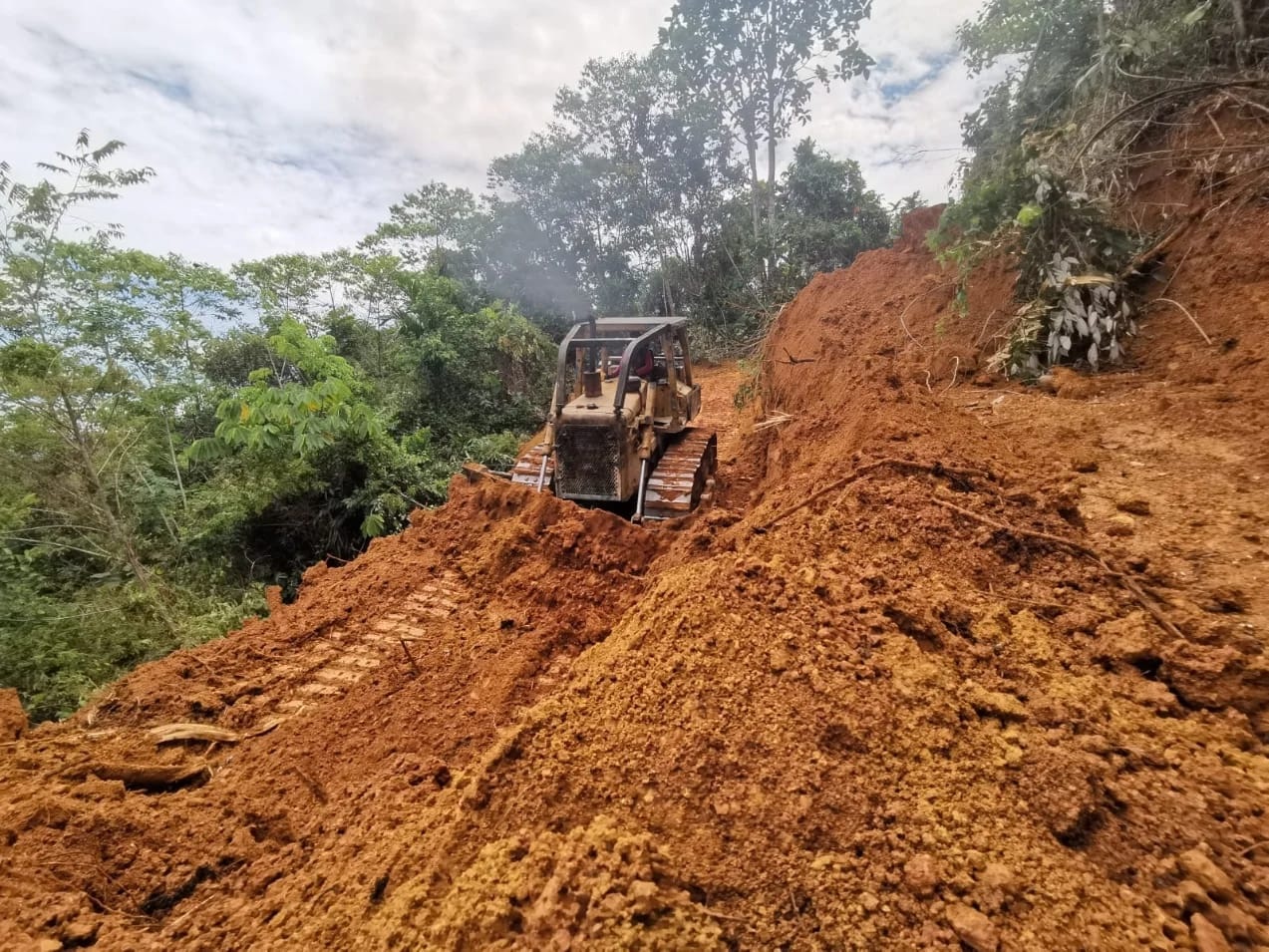 MEDAN BERAT: Kodim 1205/Sintang membuka jalan baru di medan berbukit dalam program TMMD ke-125 di Sintang.