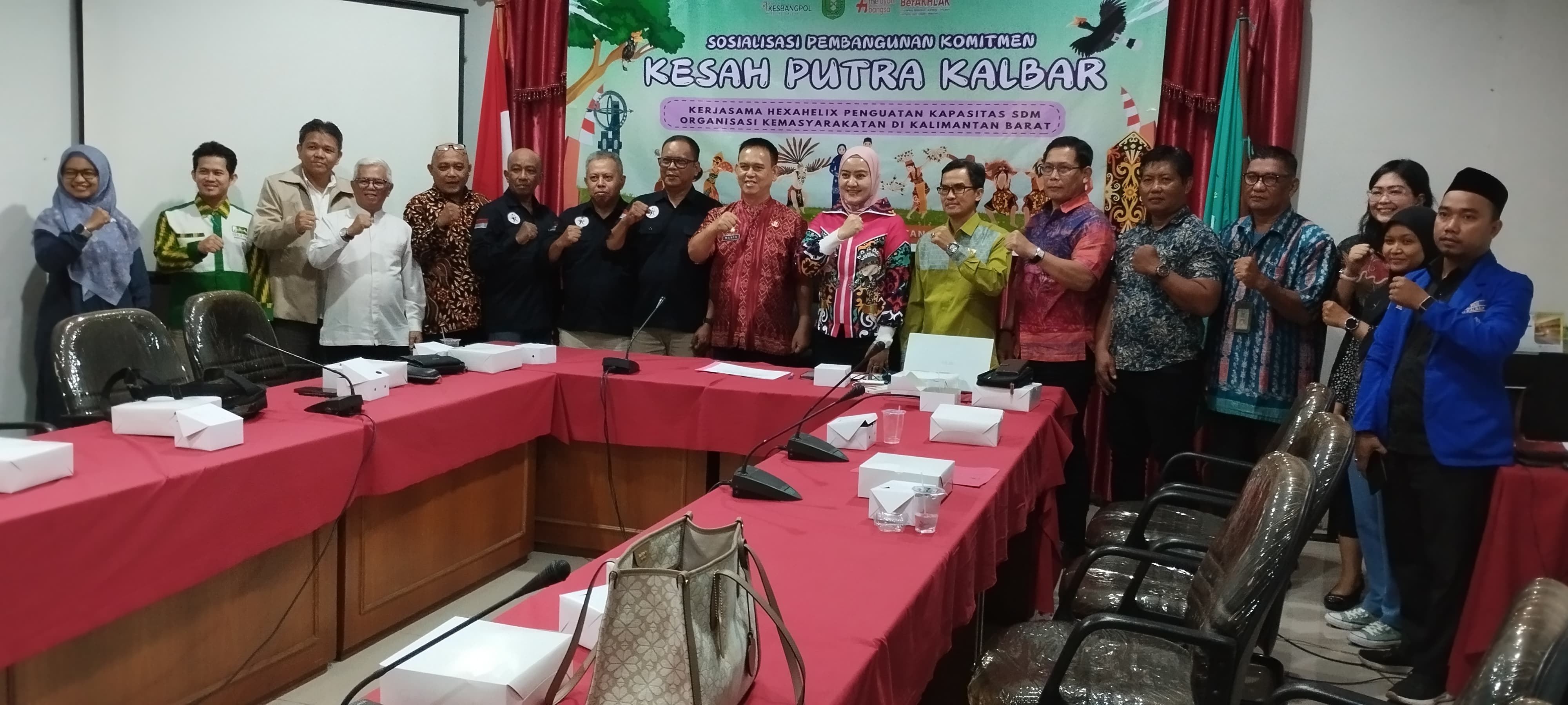 PEMBINAAN ORMAS: Kepala Kesbangpol Provinsi Kalbar, Manto Saidi bersama para peserta kegiatan aksi perubahan &ldquo;Kesah Putra Kalbar&rdquo; yang berlangsung di Ruang Papat Badan Kesbangpol Kalbar, Jumat (8/8).