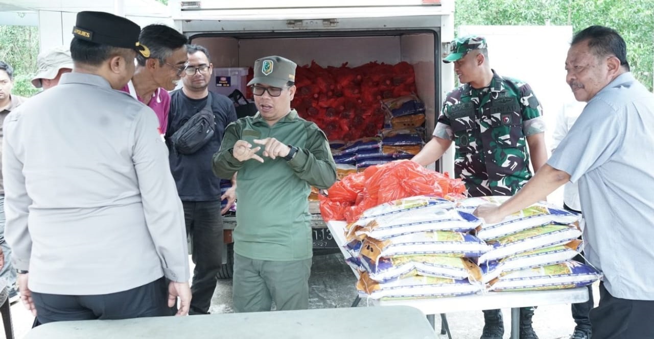 PASAR MURAH: Bupati, Sekda serta Forkopimda Sambas saat melaksanakan pasar murah di daerah perbatasan.