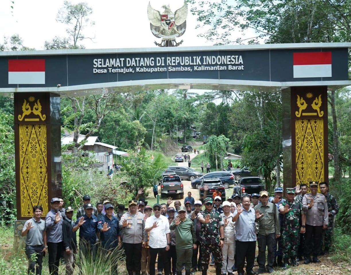 LOKASI PLBN: Bupati Sambas bersama Sekda serta Forkopimda saat memantau titik lokasi pembangunan PLBN Temajuk.