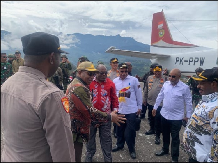 Rombongan Gubernur Papua Tengah tiba di Bandara Tigiles Sinak disambut aparat keamanan dan pejabat setempat.