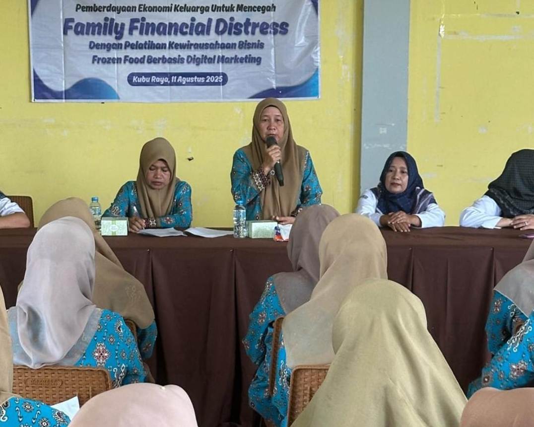 Tim PKM Jurusan Akuntansi, Polnep gelar Pelatihan Kewirausahaan Bisnis Frozen Food Berbasis Digital Marketing kepada Kelompok PKK Desa Pal 9, Kubu Raya, Senin (11/8/2025).