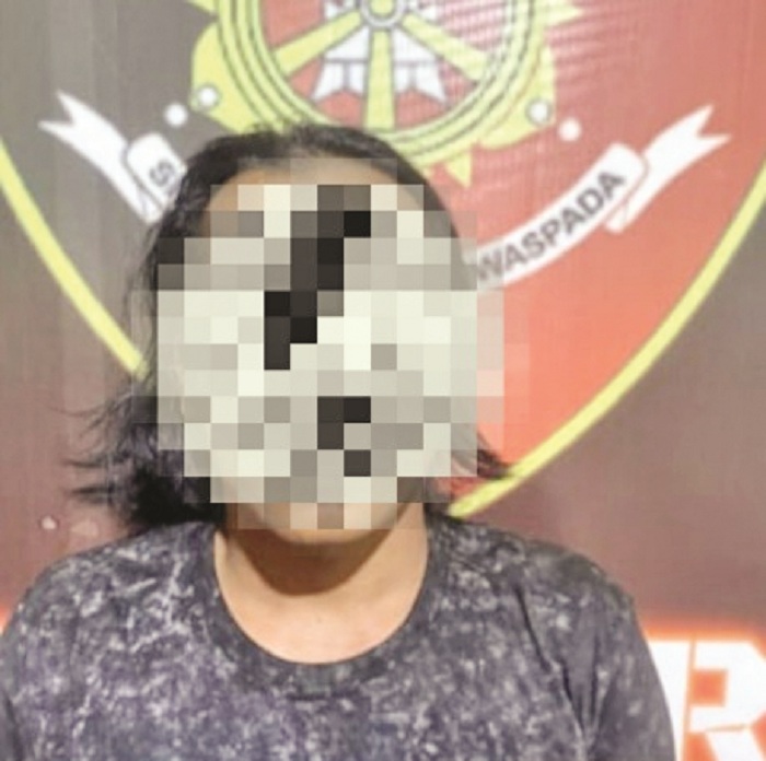 PELAKU: S, warga Dusun Usaha Baru, Desa Pulau Kumbang, Kecamatan Simpang Hilir, Kabupaten Kayong Utara dibekuk Polisi, beserta barang buktinya.