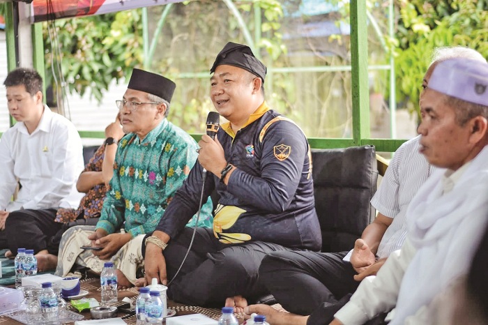 APRESIASI: Bupati Ketapang, Alexander Wilyo, mengapresiasi silaturahmi yang dihadiri tokoh lintas agama di Desa Tanjungpura, Muara Pawan, Minggu (10/8).