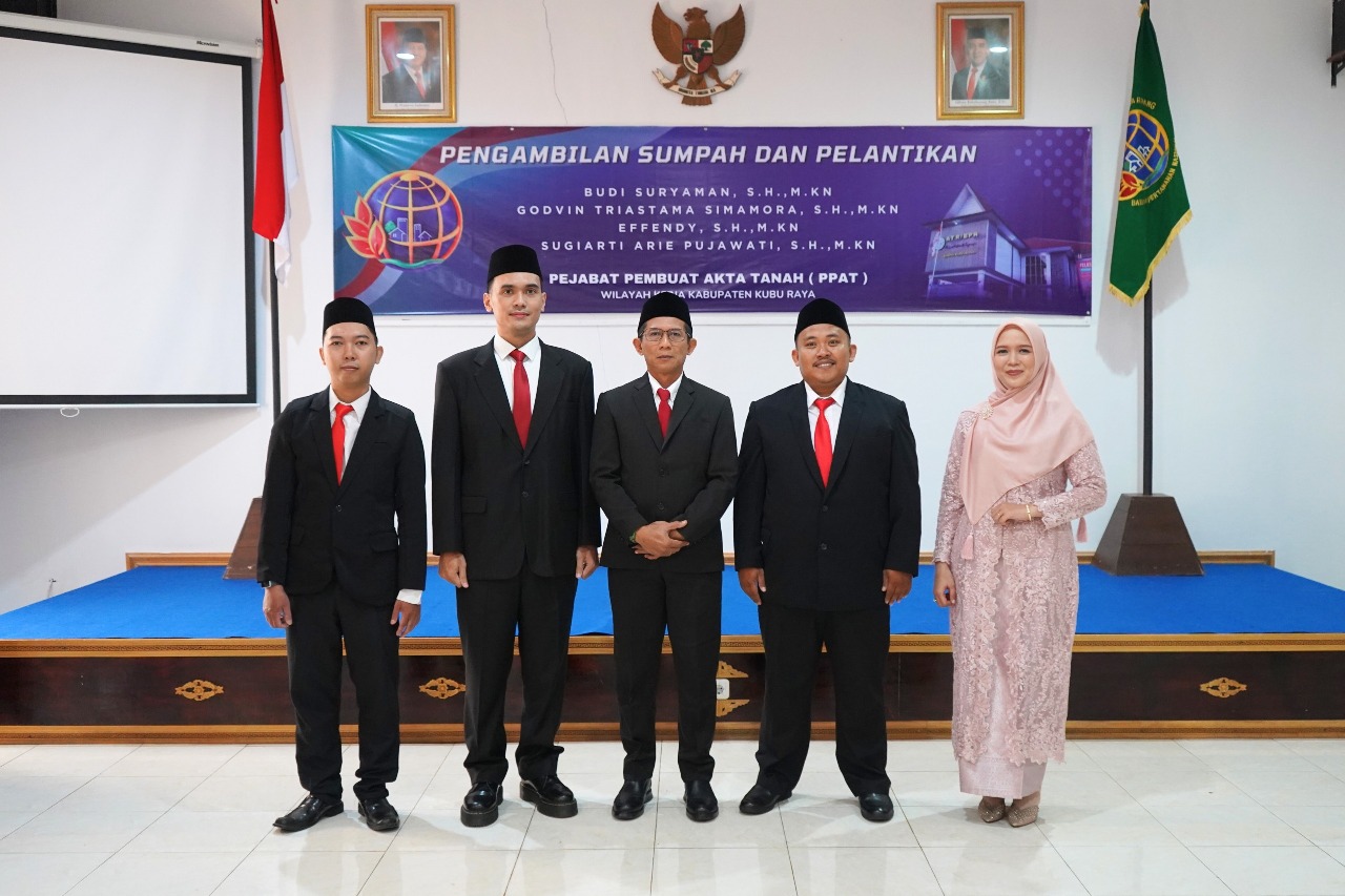 Budi Suryaman, Effendy, Godvin Triastama Simamora dan Sugiarti Arie Pujawati resmi dilantik sebagai PPAT di Kantor Pertananhan Kabupaten Kubu Raya.