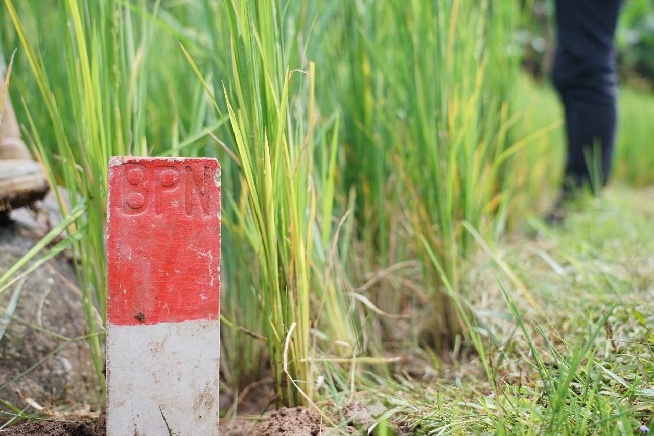 Nusron Wahid imbau masyarakat untuk memasang patok batas tanah dengan bahan yang permanen, seperti beton, kayu, atau besi.