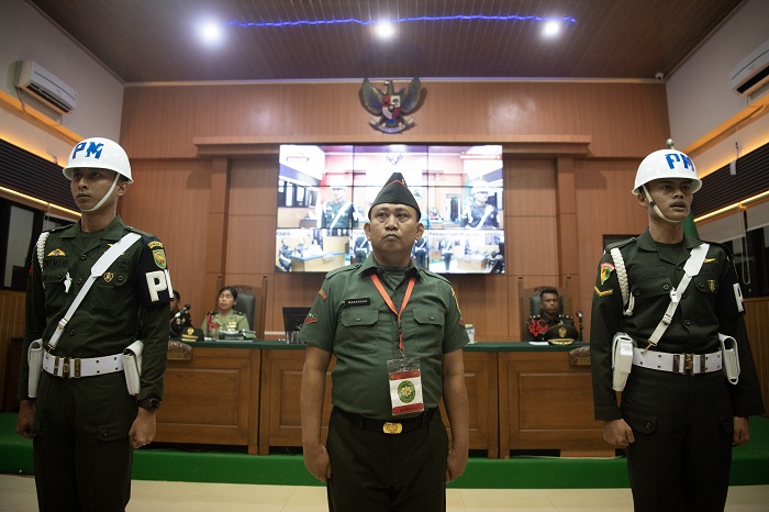Terdakwa kasus penembakan tiga polisi di Way Kanan, Lampung Kopral Dua Bazarsah (tengah) menjalani sidang  putusan di Pengadilan Militer I-04 Palembang, Sumatera Selatan, Senin (11/8/2025) Majelis Hakim Pengadilan Militer I-04 Palembang menjatuhkan hukuma