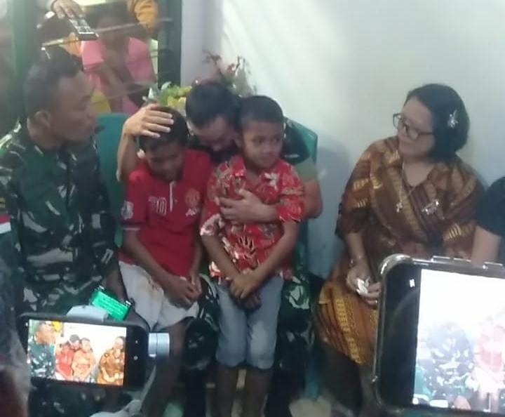 HARAPAN KELUARGA: Pangdam IX/Udayana Mayjen TNI Piek Budyakto merangkul dua adik Prada Lucky Chepril Saputra Namo di Asrama TNI Kuanino, Kota Kupang, kemarin (11/8).