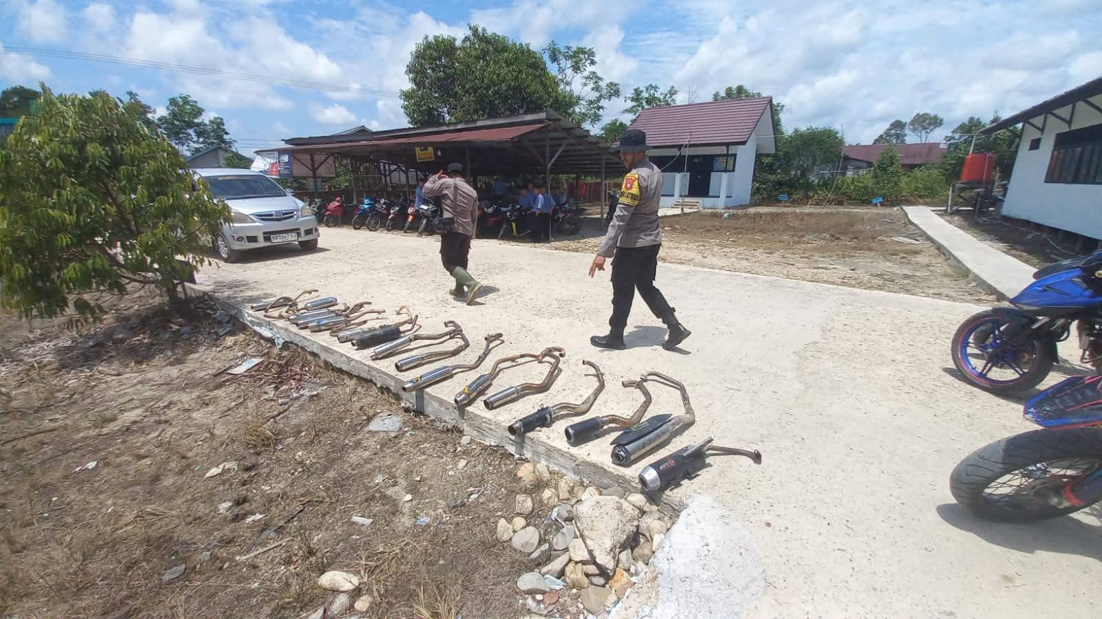DITERTIBKAN : Knalpot brong dari SMAN 1 Boyan Tanjung yang ditertibkan polisi.