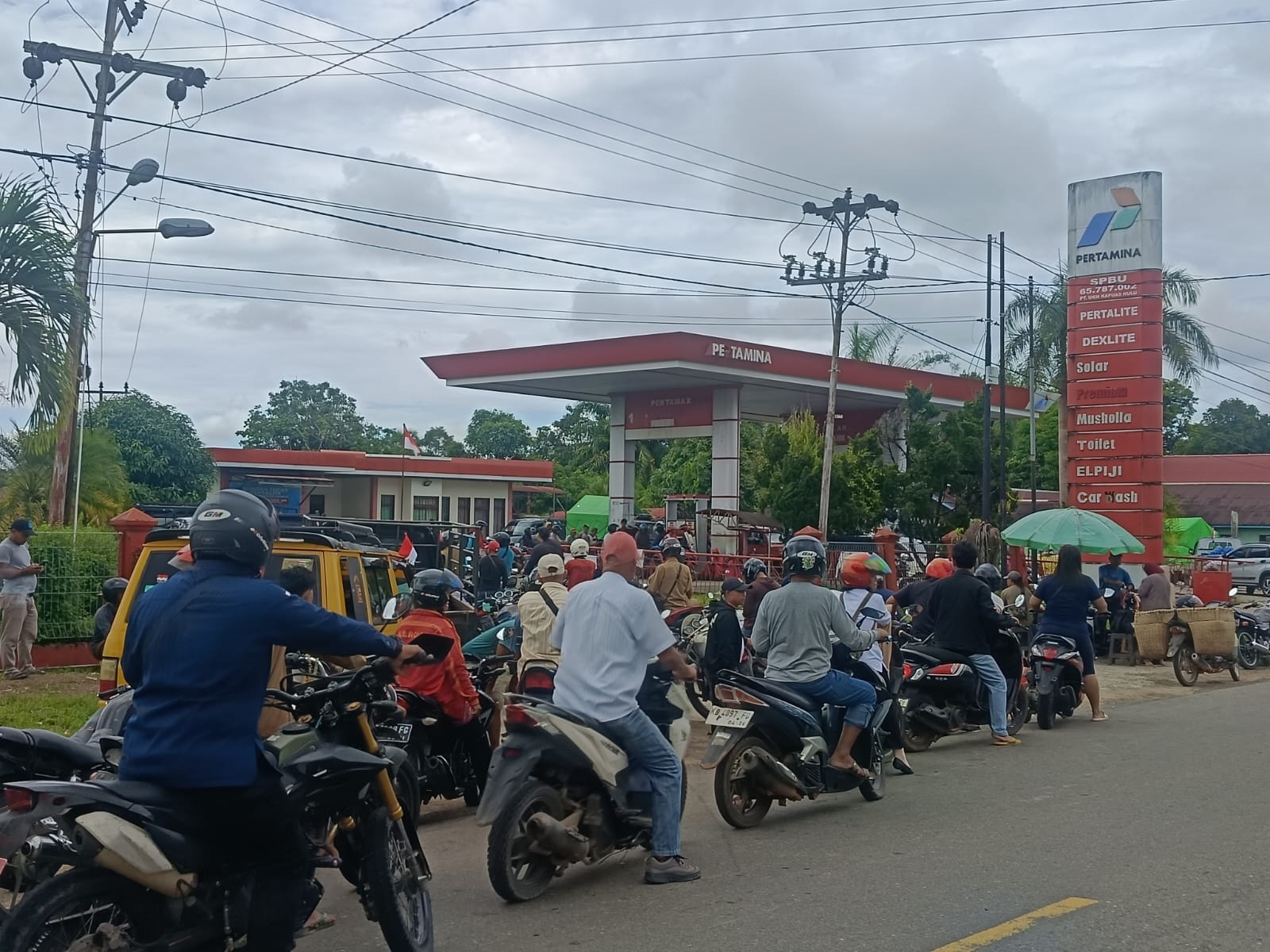 BBM: Antrean panjang BBM di SPBU milik Pemda Kapuas Hulu.