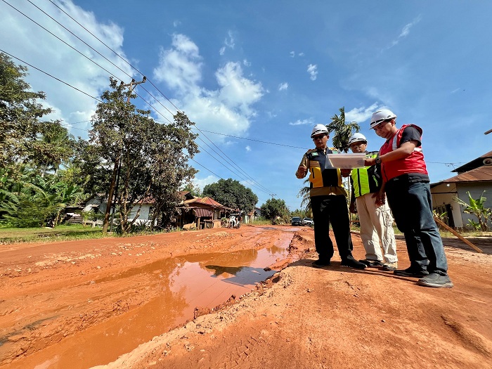 TINJAU JALAN : Dinas Pekerjaan Umum dan Penataan Ruang (PUPR) Provinsi Kalbar meninjau salah satu jalan di Kabupaten Ketapang yang akan diperbaiki ditahun ini.