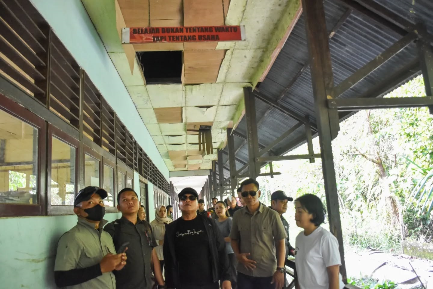 RUSAK: Bupati Kubu Raya, Sujiwo meninjau bangunan SMP Negeri 4 Sungai Ambawang di Desa Pancaroba yang mengalami kerusakan.
