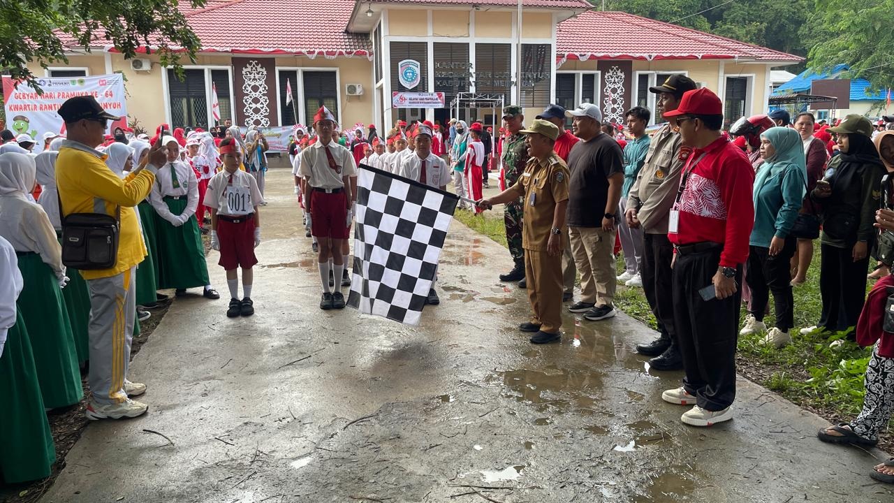 GERAK JALAN: Camat Sungai Pinyuh melepas peserta gerak jalan beregu.