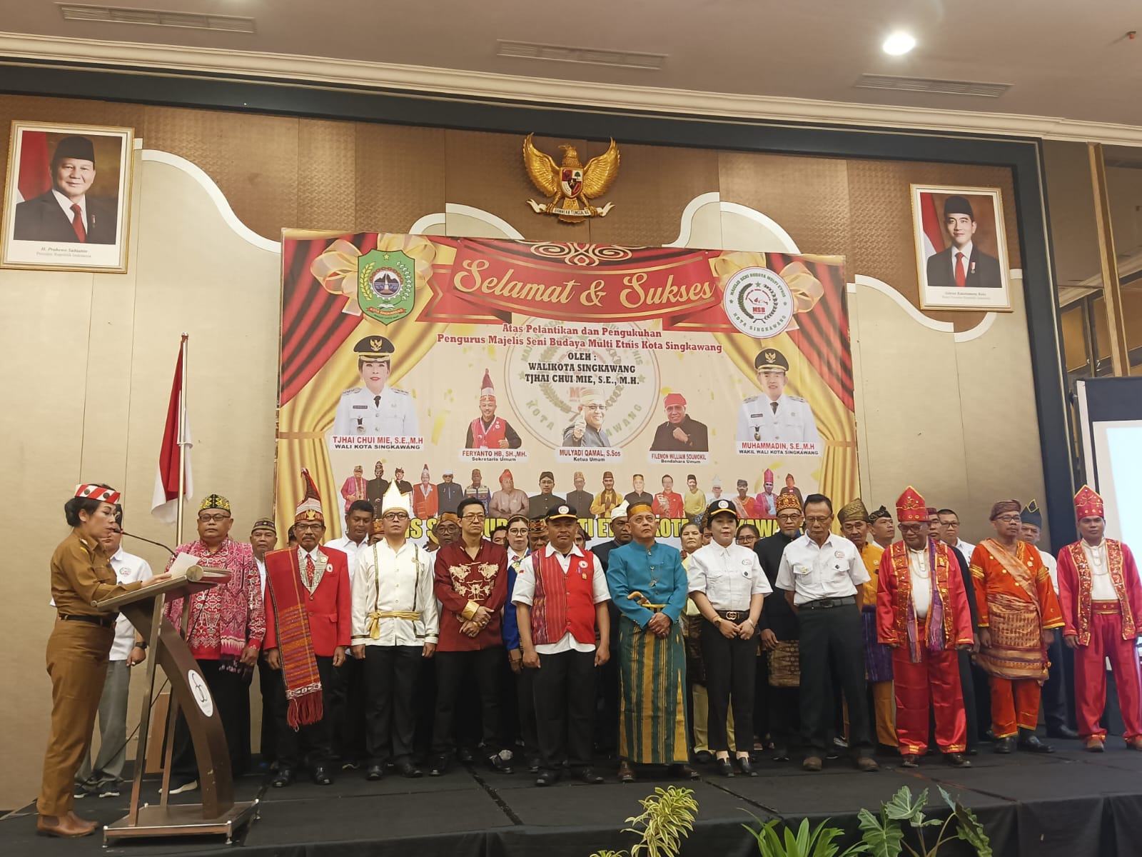 LANTIK: Wali Kota Singkawang, Tjhai Chui Mie, melantik pengurus MSB Multi Etnis Kota Singkawang periode 2025&ndash;2030 di Hotel Mahkota, Senin (11/8).