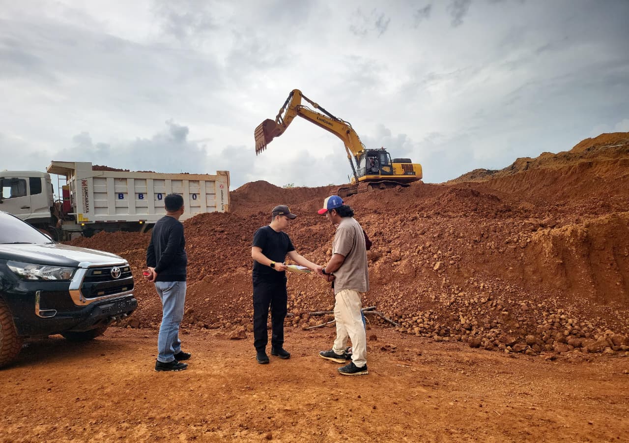 Ditreskrimsus Polda Kalbar menggelar penyelidikan lapangan di lokasi yang diduga terdapat penyelewengan tambang di Desa Enggadai Kecamatan Meliau Kabupaten Sanggau, Senin (11/8).