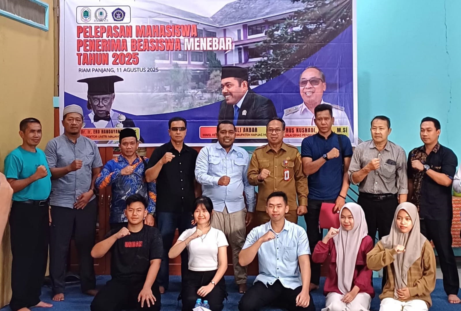 BEASISWA : Pelepasan terhadap penerima beasiswa gratis dari Wakil Ketua DPRD Kapuas Hulu untuk mengengam pendidikan di Malang.