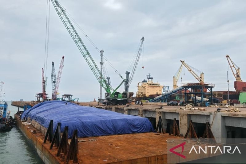 BONGKAR MUAT: Aktivitas bongkar muat non-peti kemas di Pelabuhan Internasional Kijing, Mempawah.