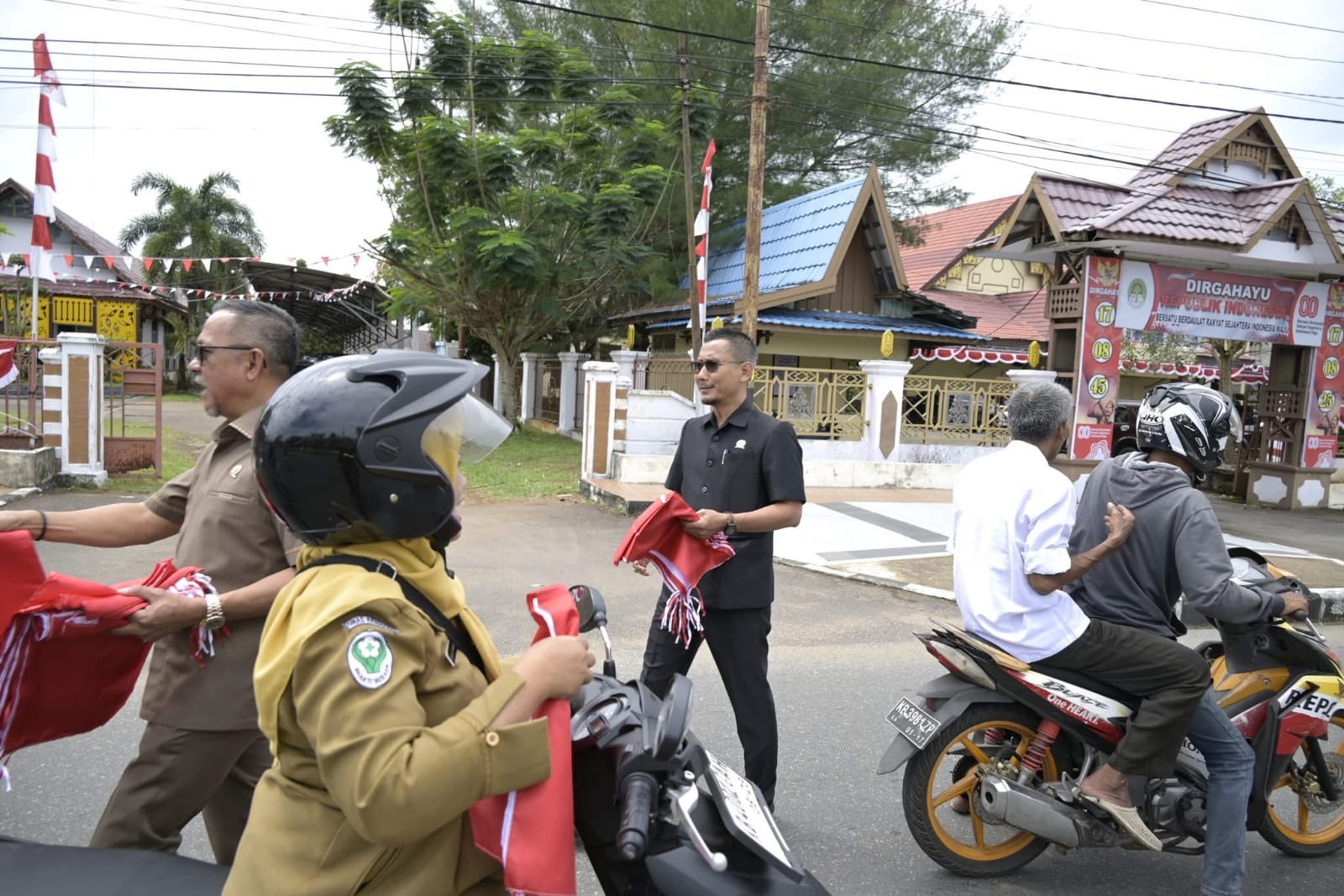 BENDERA : Ketua DPRD Ketapang, Achmad Sholeh, turun ke jalan membagikan Bendera Merah Putih kepada masyarakat yang melintas di depan Gedung DPRD Ketapang, Senin (11/8) siang.