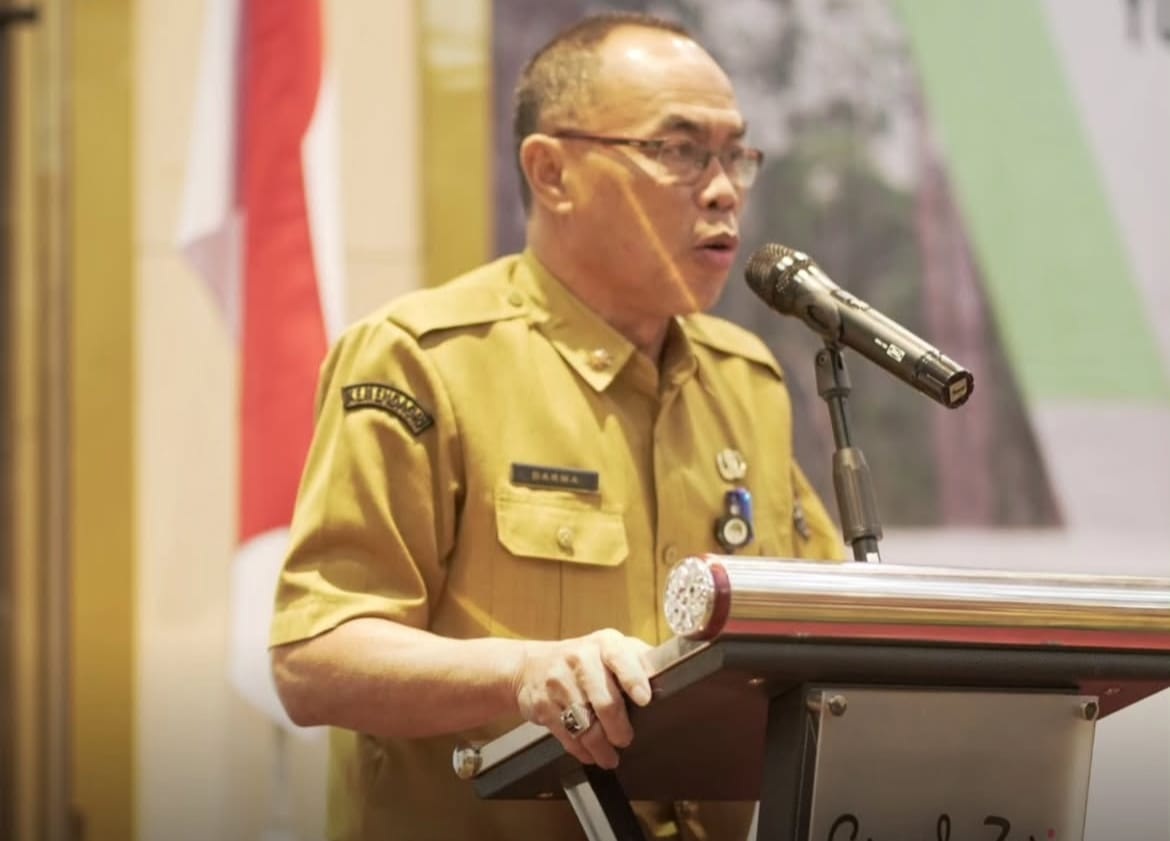 ARAHAN : Staf Ahli Bupati, Dharma, memberikan arahan saat membuka Kick Off Meeting implementasi pendekatan yurisdiksi melalui kajian nilai konservasi tinggi di Ketapang, Selasa (12/8).