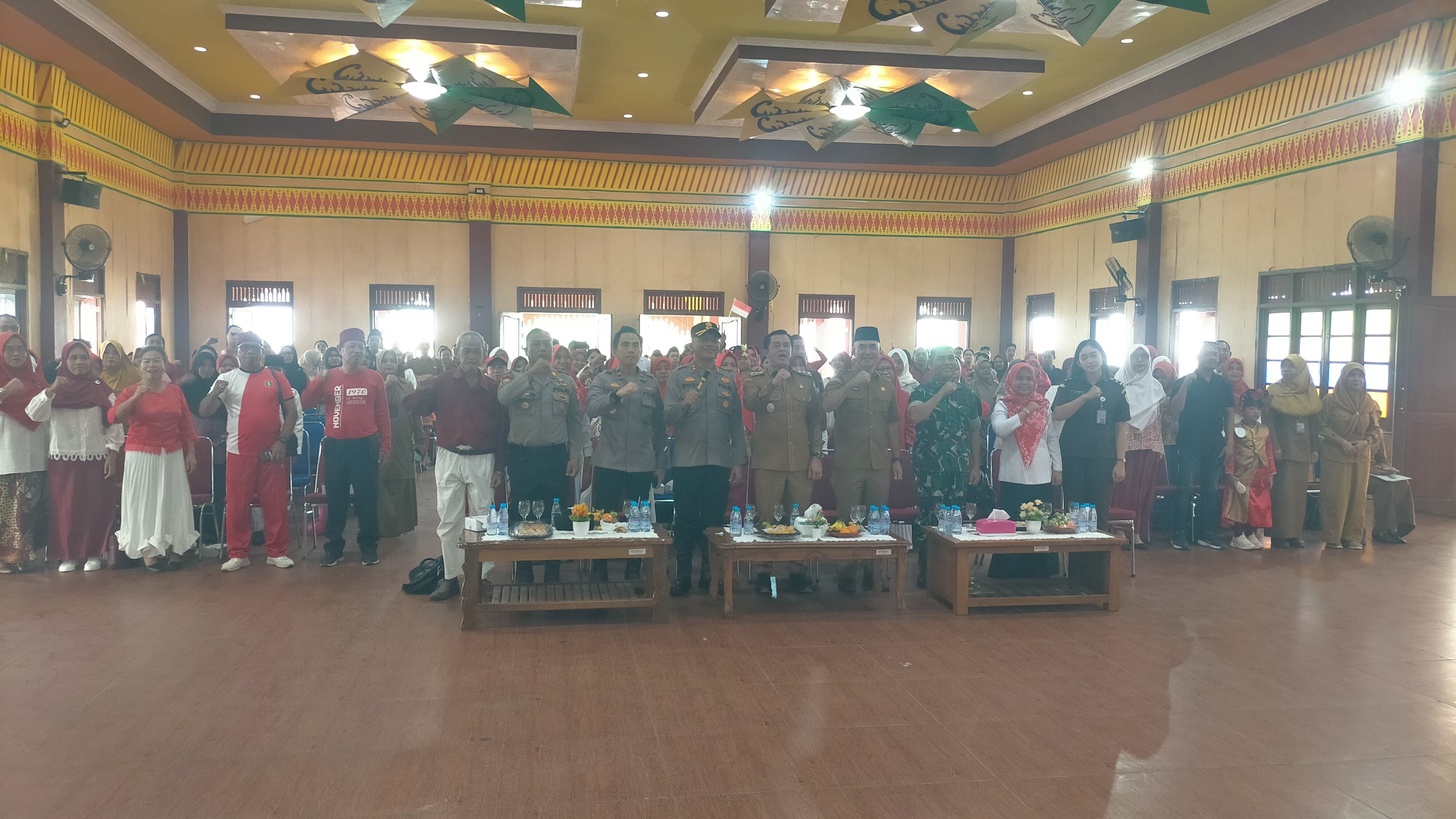 DIABADIKAN: Wakil Wali Kota Singkawang, Muhammadin berfoto bersama dengan panitia dan peserta lomba HUT ke-80 RI di Rumah Melayu Singkawang, Selasa (12/8).