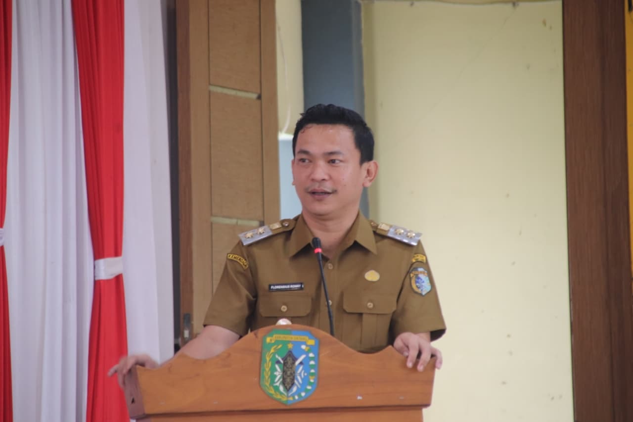 SERUKAN: Wakil Bupati Sintang, Florensius Ronny, menyerukan percepatan penurunan stunting sebagai misi kemanusiaan dalam pertemuan TP3S di Sintang, Selasa (12/8).